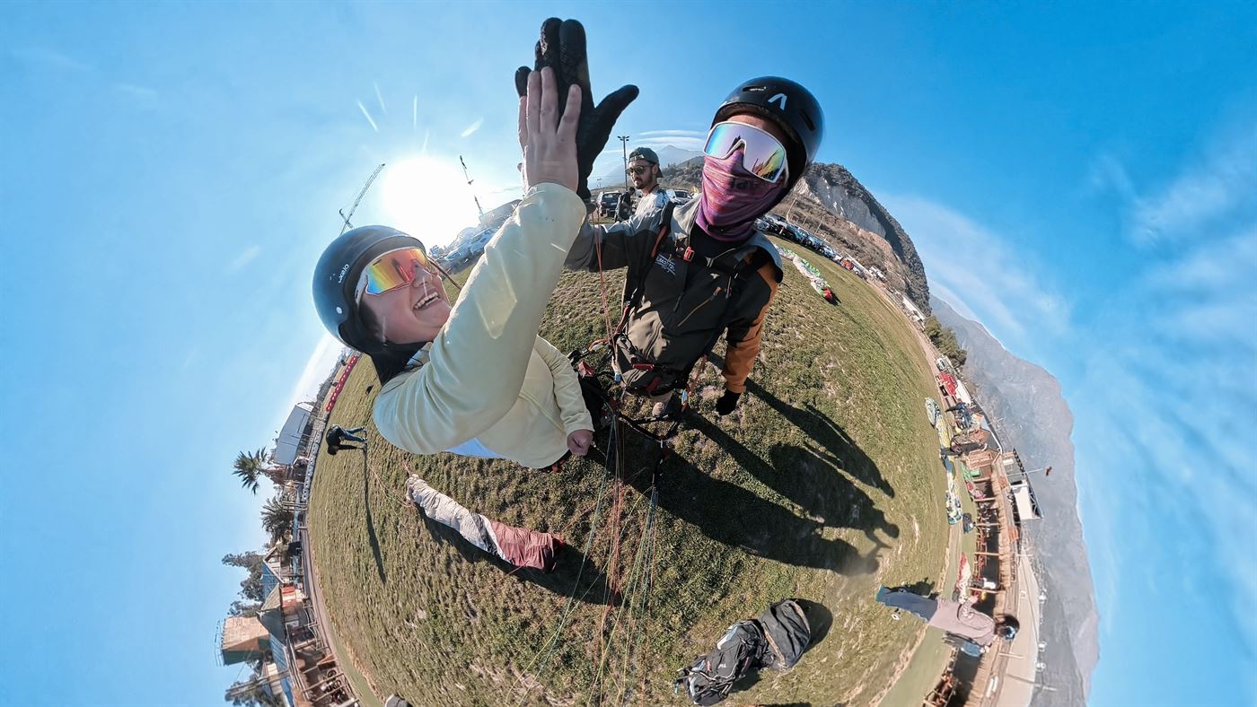 Vista de 360 grados de la zona de despegue en Las Vizcachas, con parapentes preparándose junto a la montaña