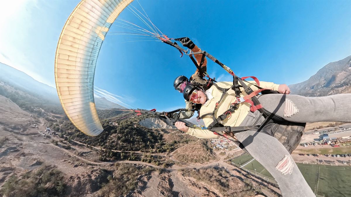 Vuelo tándem premium con vista del cañón de Las Vizcachas y el ala del parapente